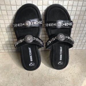 💜NWOT💜 MINNETONKA BEJEWELED BEAUTIES BLACK, EMBELLISHED, SPARKLING SANDAL SZ 6